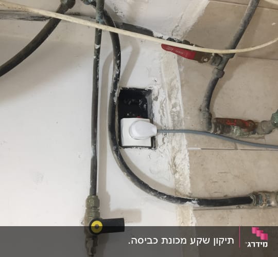 שקע חשמל עם כבל מחובר לקיר